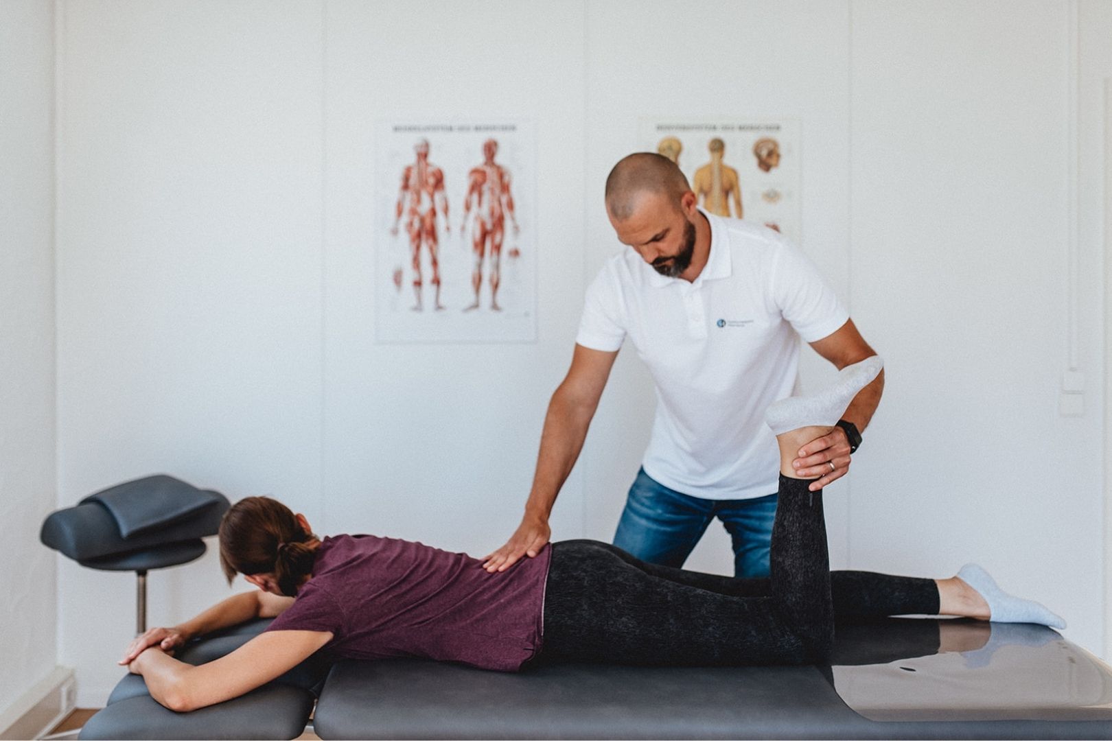 Fabian Berner bei der Behandlung von Hüftschmerzen