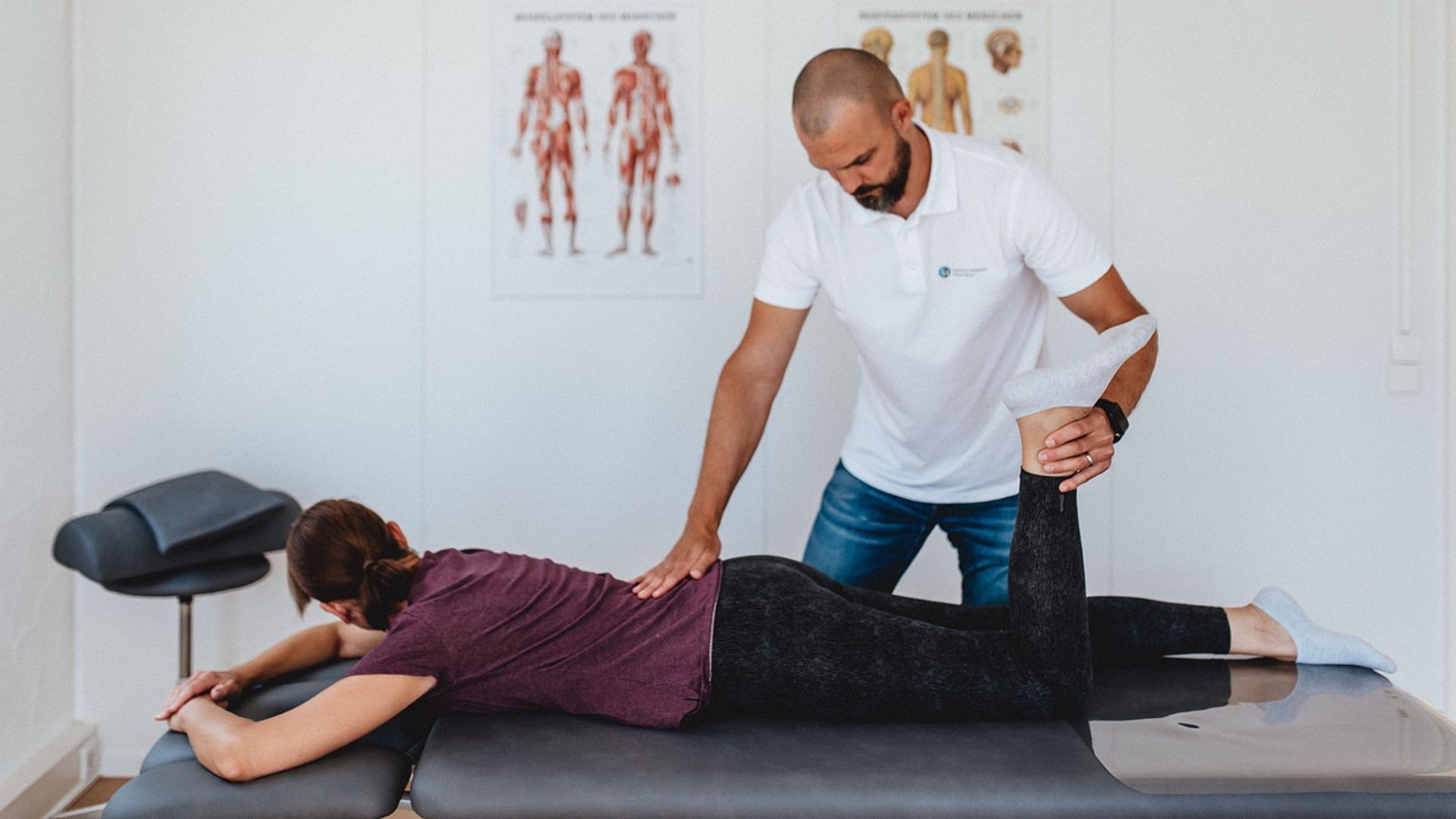 Fabian Berner bei der Behandlung von Hüftschmerzen