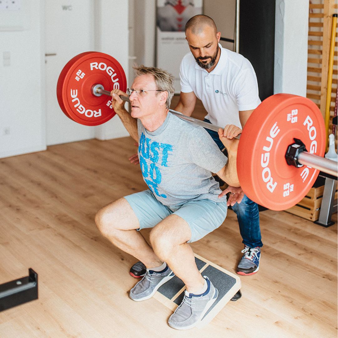 Fabian Berner behandelt einen Patienten mit Knieschmerzen