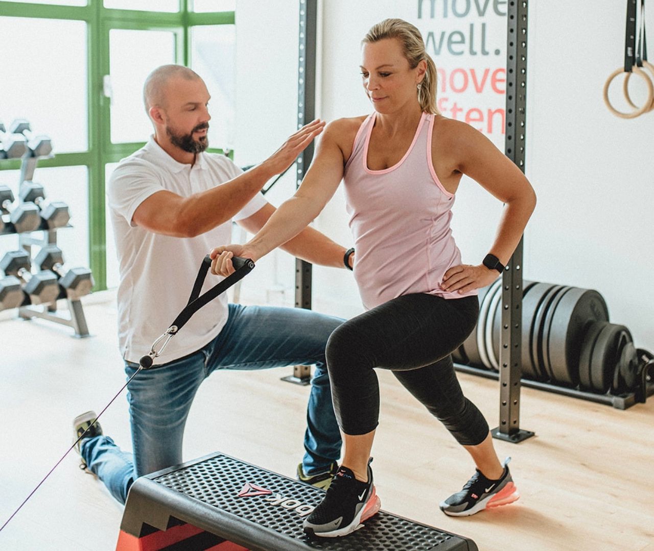 Fabian Berner behandelt eine Patientin mit Hüftschmerzen