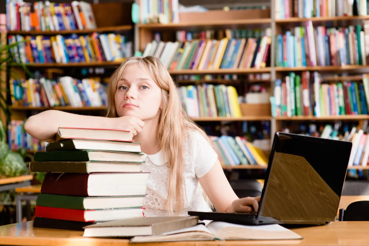 Analytics screenshot of revenue dashboard highlighting $600k with magenta annotations and teal callouts on pale pink background