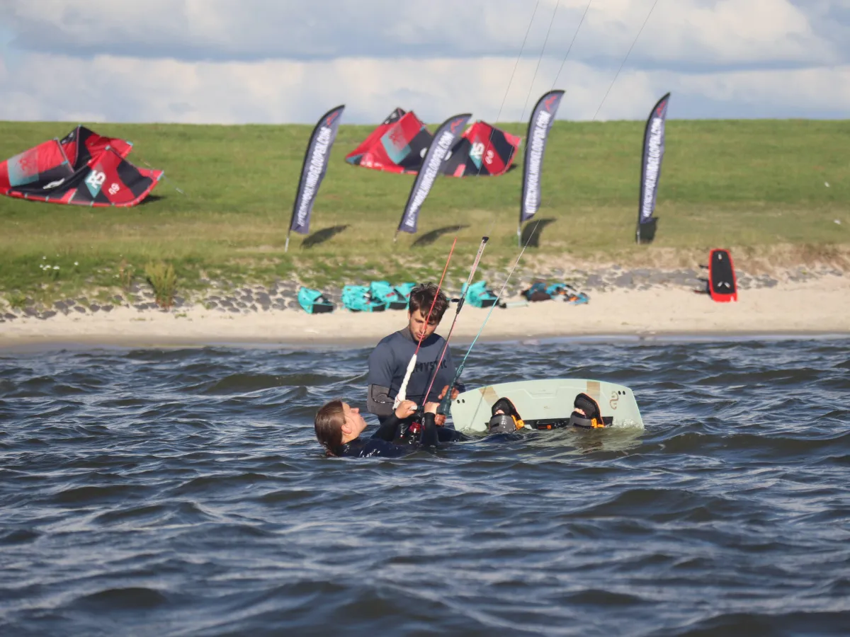 IKO-gecertificeerde kitesurf instructeurs bij Kiteschool Workum - Professionele lessen met moderne uitrusting.