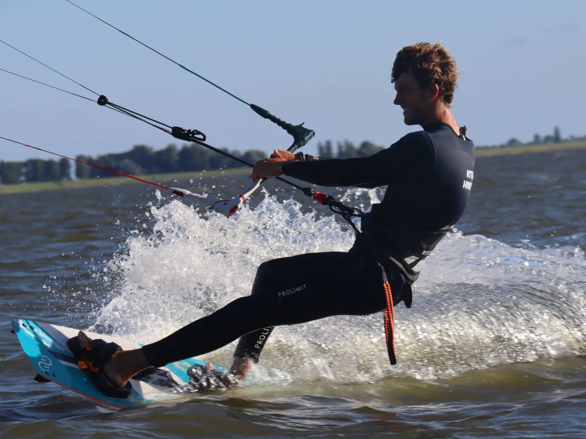 Groepsles bij Kiteschool Workum - Optimale leerervaring in kleine groepen.