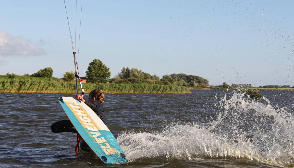 Trick Clinic voor gevorderde kitesurfers - Nieuwe tricks veilig leren met professionele begeleiding.