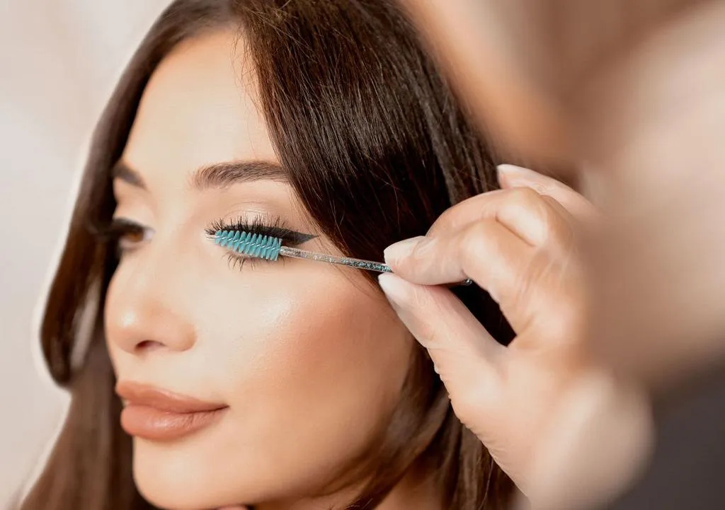 flash-and-glow-performing-lash-lift-and-tint-to-show-a-case-study