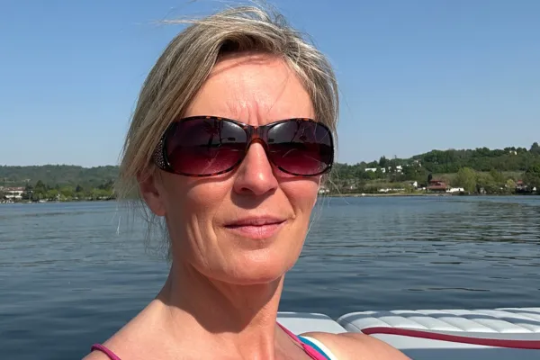 Johanna Urquhart, leadership coach and founder of Resta Forte enjoying time for rest and relaxation on the lake.