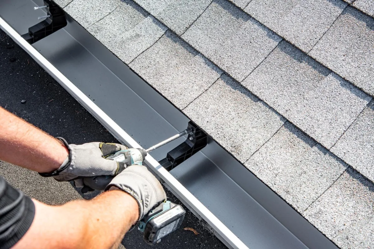 an expert roofer fixing the gutter