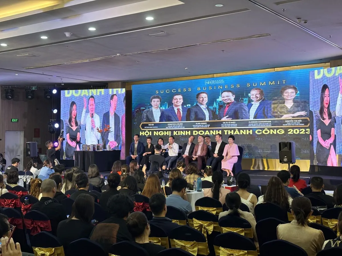 Main stage and speaker line-up at the Success Business Summit 2023, Vietnam, featuring Alasdair Cunningham