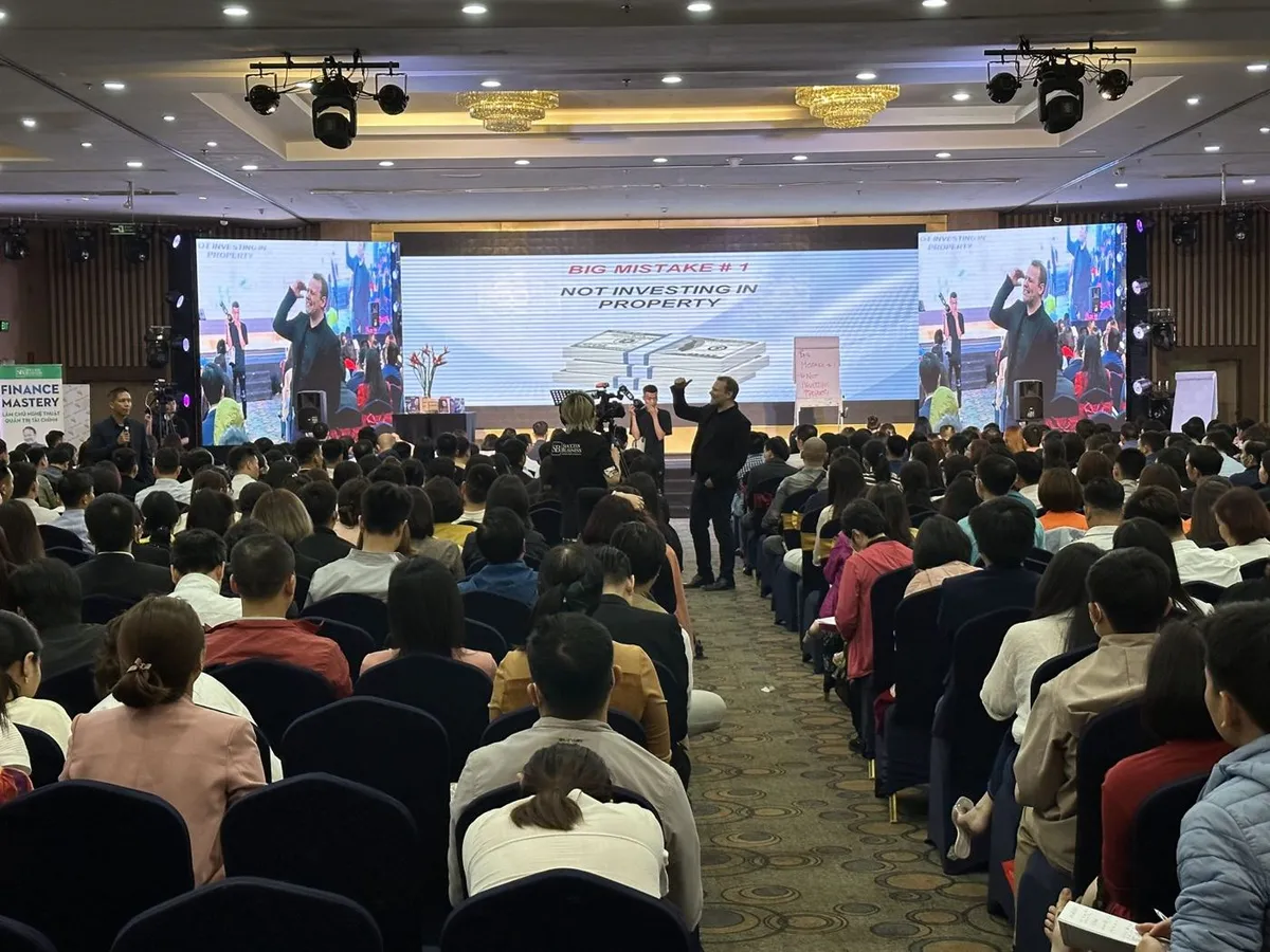 Alasdair Cunningham on stage at the Success Business Summit 2023 in Vietnam, presenting Big Mistake #1: not investing in property