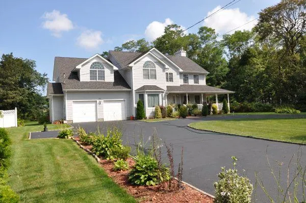 Boca Raton Concrete builds and installs driveways.