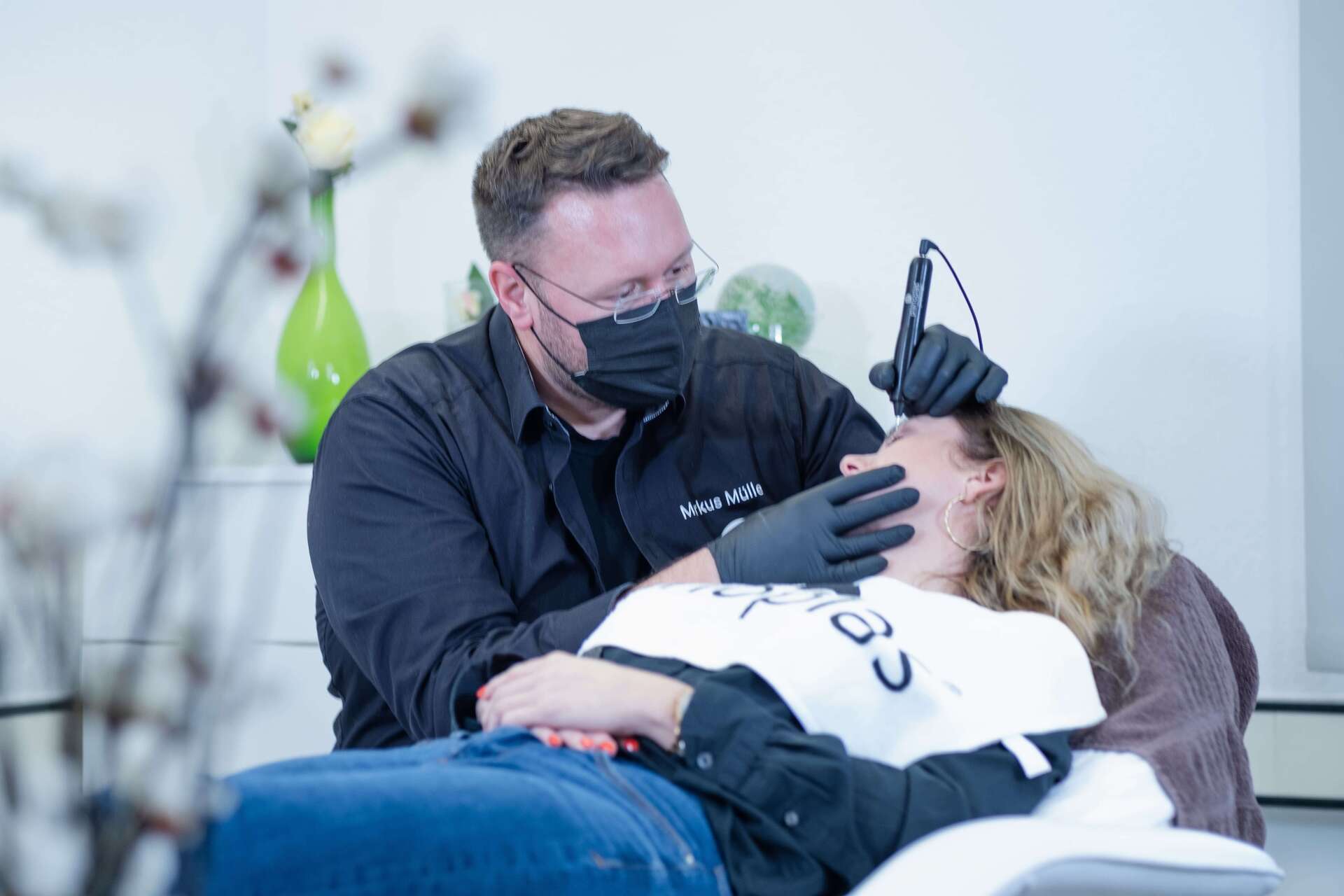 planoplas Plasma Pen Behandlung im modernen Studio