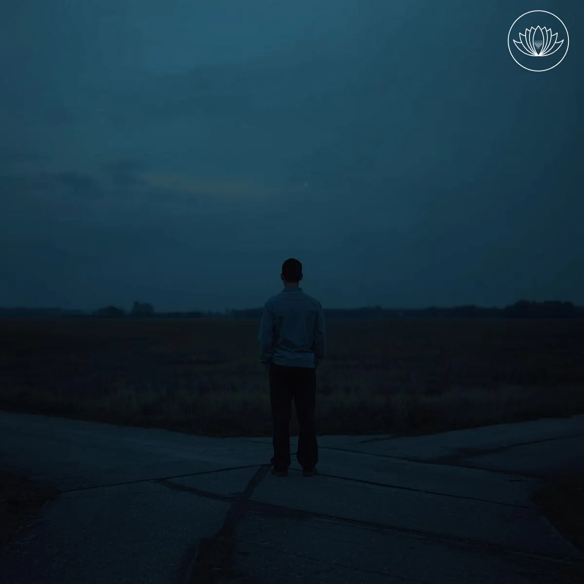 شخص تاه في الطريق محتار أي طريق يسلك لأهدافه