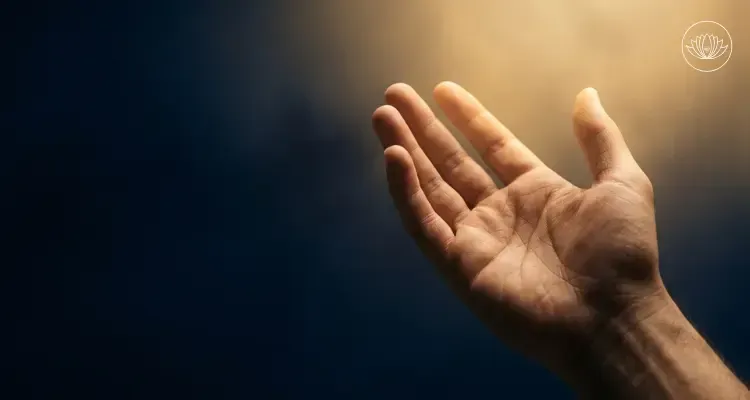 يدٌ ممدودة نحو ضوءٍ دافئ ترمز إلى التعلّق والبحث عن الاكتمال في الخارج، مهنّد مزيّك، أكاديمية نحّات الحياة