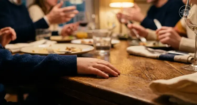 يدٌ صغيرة على طاولة عائلية دافئة، بينما بقية الأيدي مشغولة في الخلفية، مهنّد مزيّك، أكاديمية نحّات الحياة