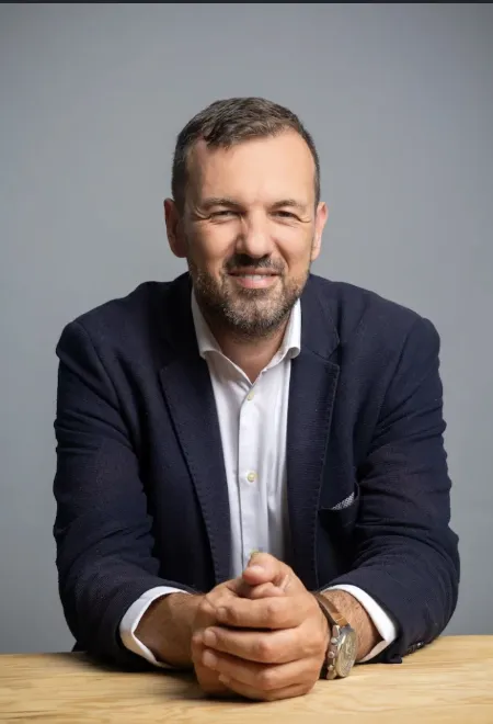 Dr. Eduard García Cruz