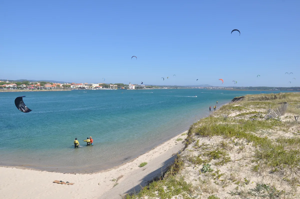 Esposende Lagoon view of a kitesurf lesson