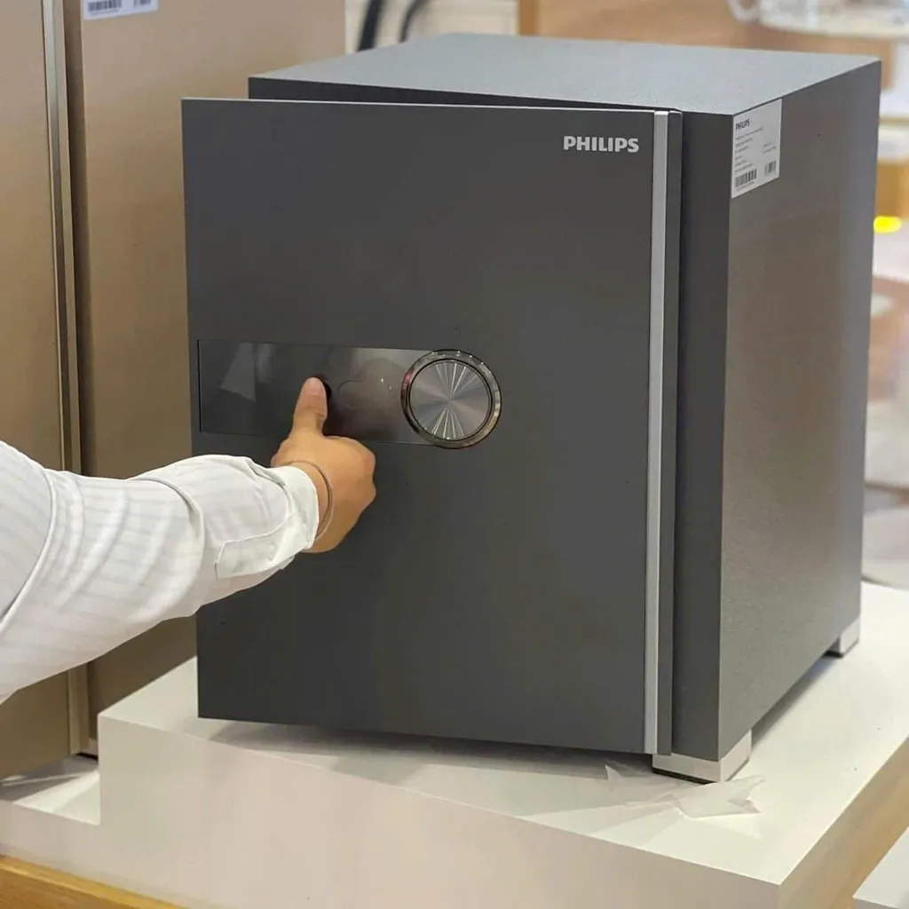 Caja fuerte Philips en el placard de una habitación de hotel