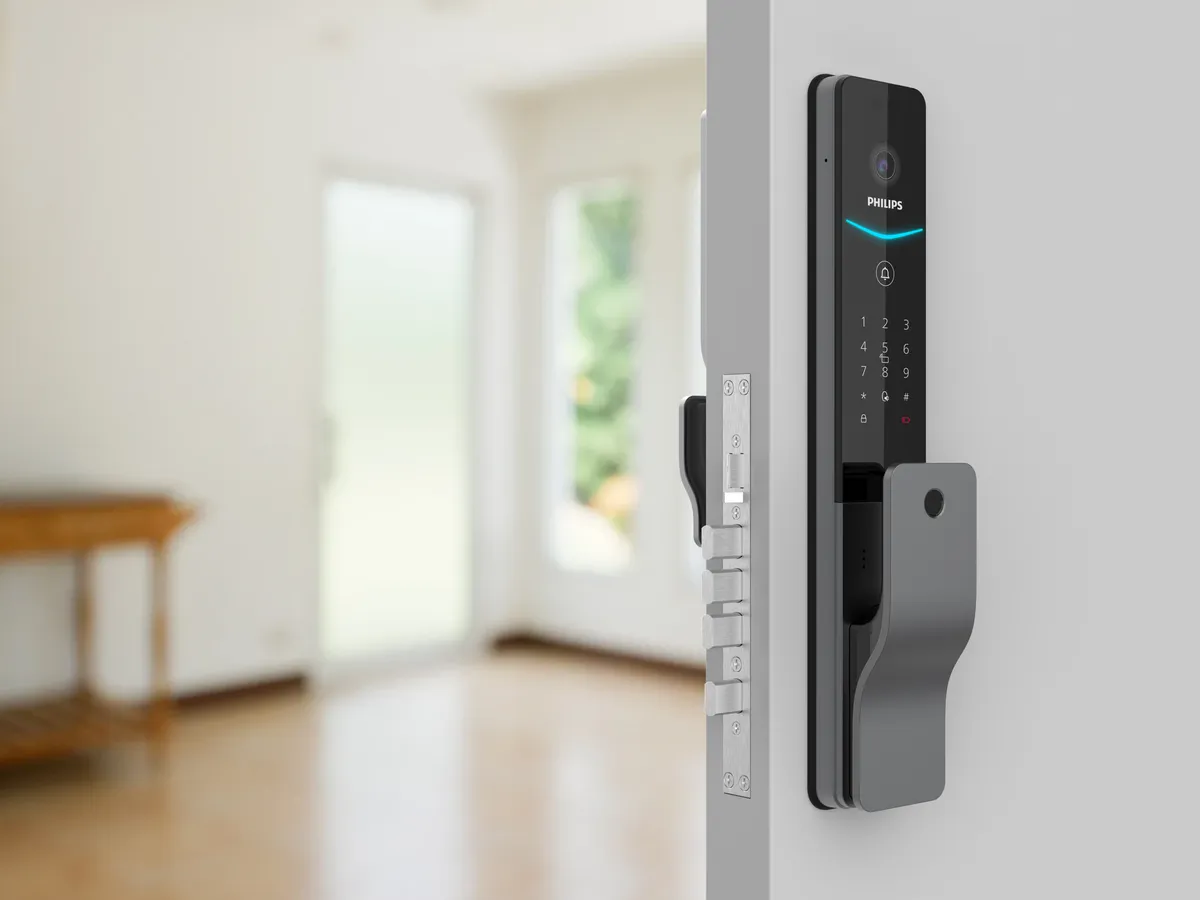 Cerradura inteligente Philips en una puerta blindada de seguridad