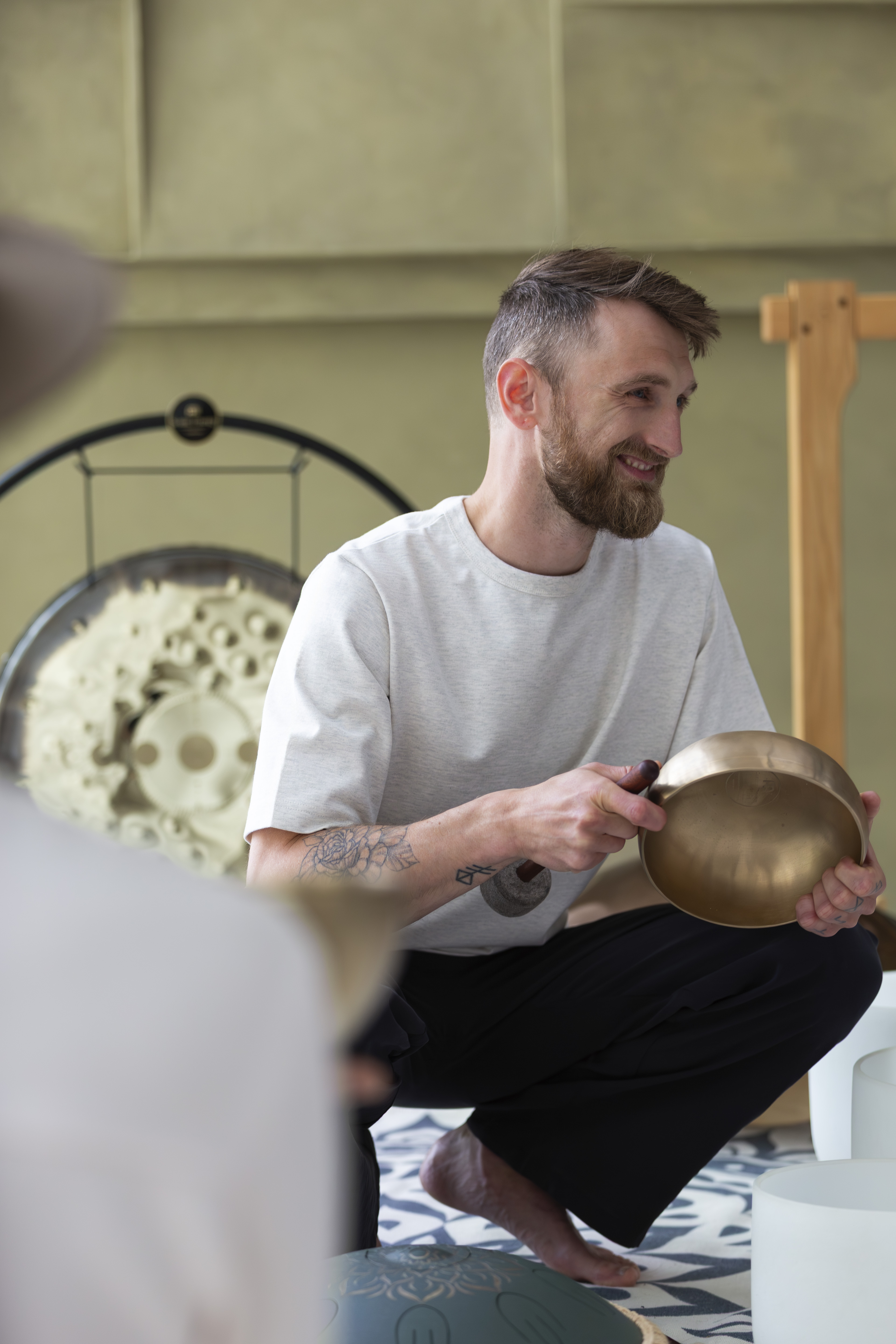 Eddie van Dongen teaching at the Sound Healing School