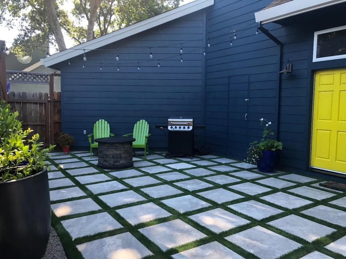 Stuv-Driveway-Artificial-Grass-Backyard