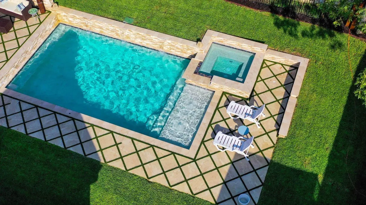 Stuv-Driveway-Artificial-Grass-Pool