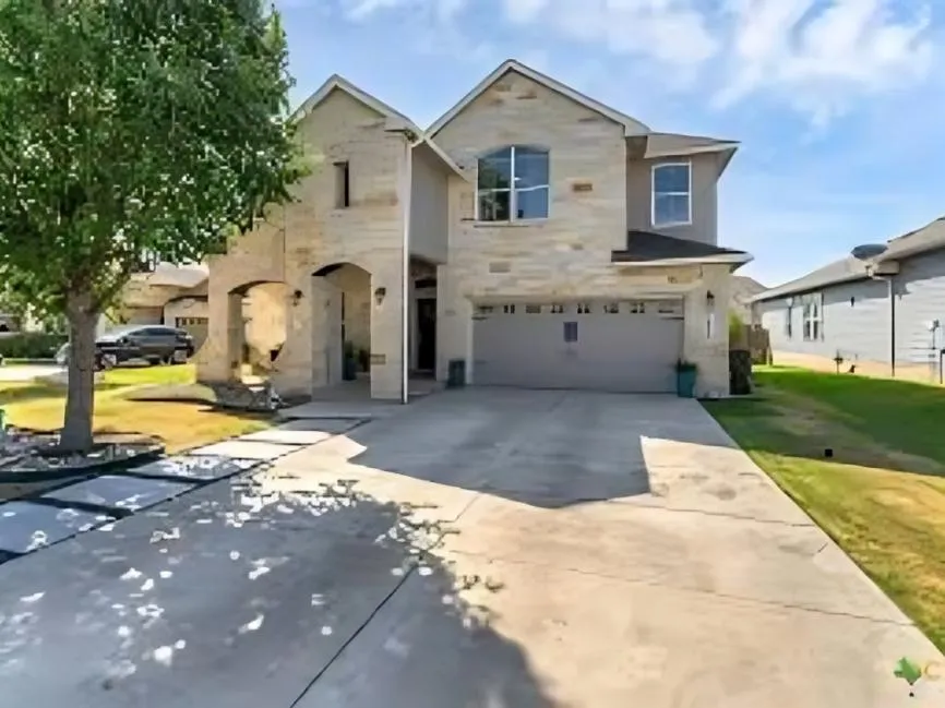 New Braunfels Concrete builds and installs driveways.