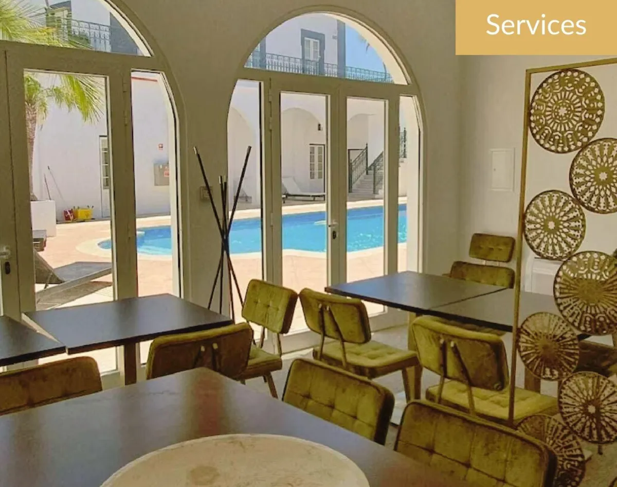 Espaço dedicado ao pequeno-almoço no Solar dos Frades, um ambiente acolhedor e elegante onde os hóspedes podem desfrutar de uma experiência tranquila e autêntica.
