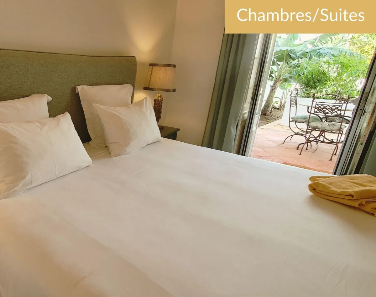 Quarto elegante e confortável no Solar dos Frades, combinando charme e tradição para uma estadia relaxante e sofisticada.