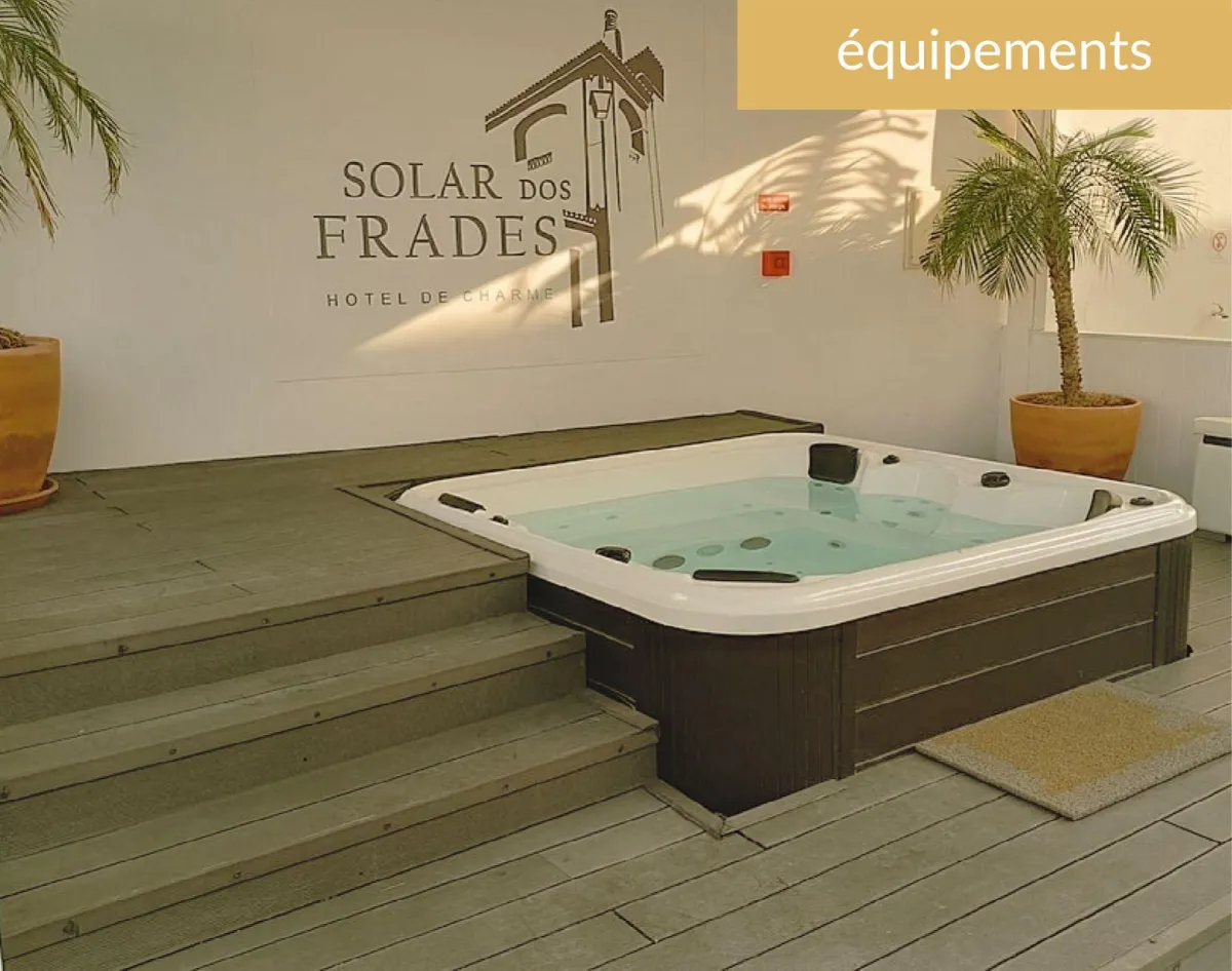 Vista do jacuzzi no Solar dos Frades, oferecendo um ambiente tranquilo e relaxante, perfeito para momentos de descanso e bem-estar.