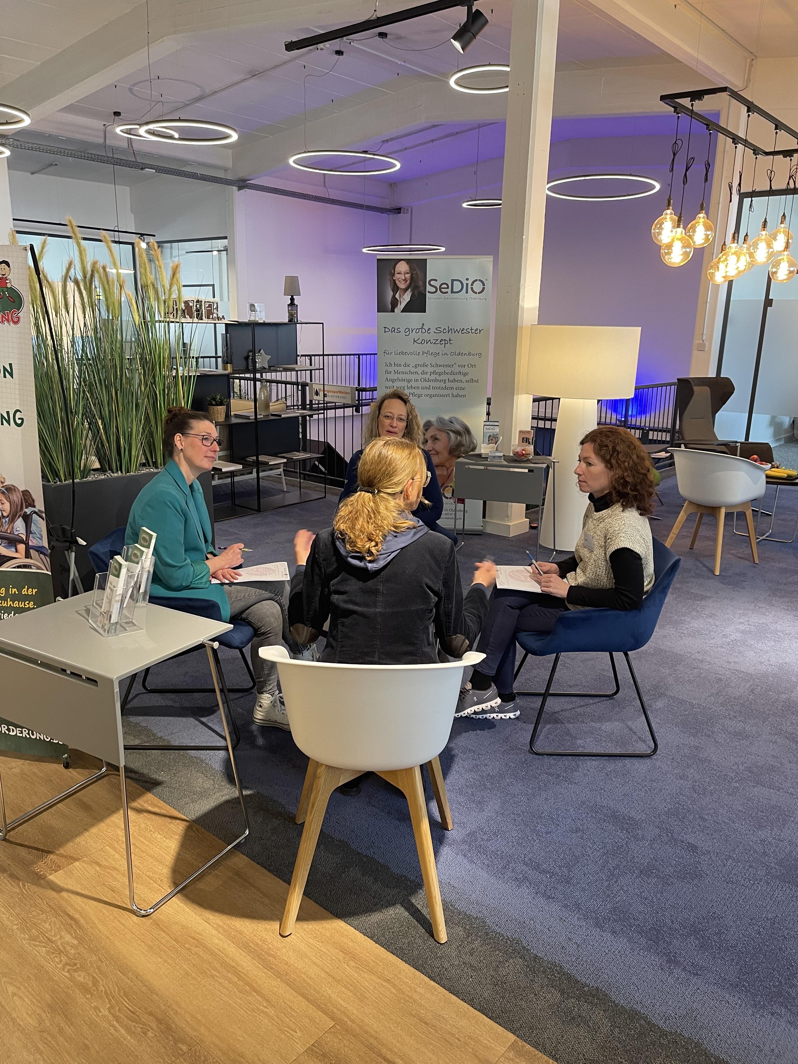 Teilnehmerinnen genießen einen intimen Abend‑Workshop mit warmem Licht und unterstützender Atmosphäre