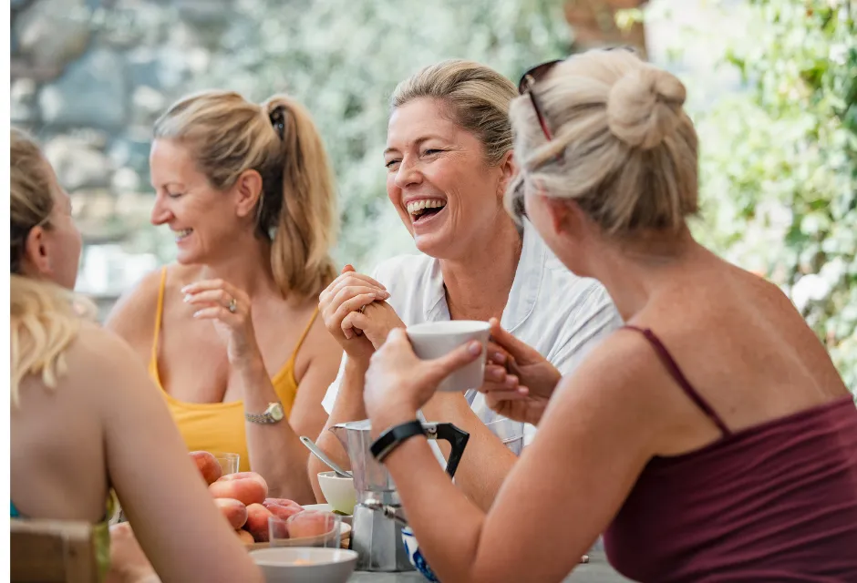 Teilnehmerinnen genießen einen intimen Abend‑Workshop mit warmem Licht und unterstützender Atmosphäre