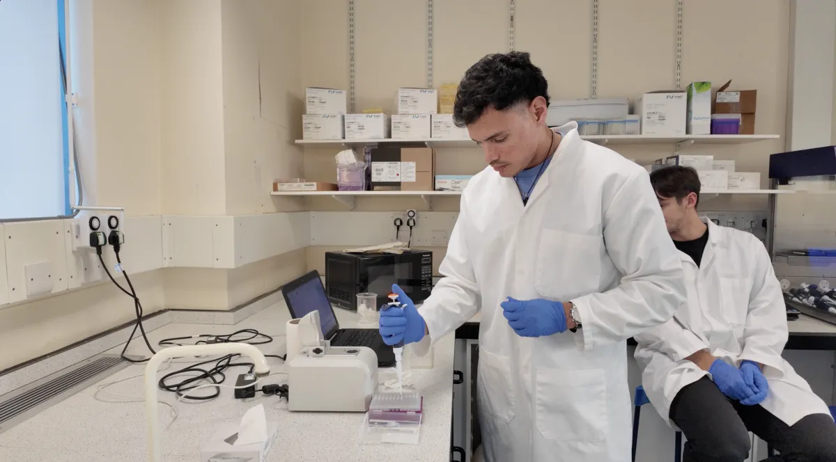 Felipe Rodas conducting laboratory research during his BSc Nutrition studies