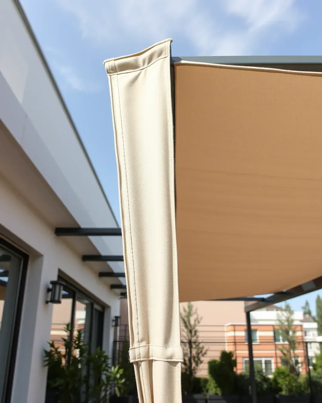 Közelről látható feszes, strapabíró árnyékoló ponyva modern pergola fémváznál egy esztergomi teraszon, nappali fényben.