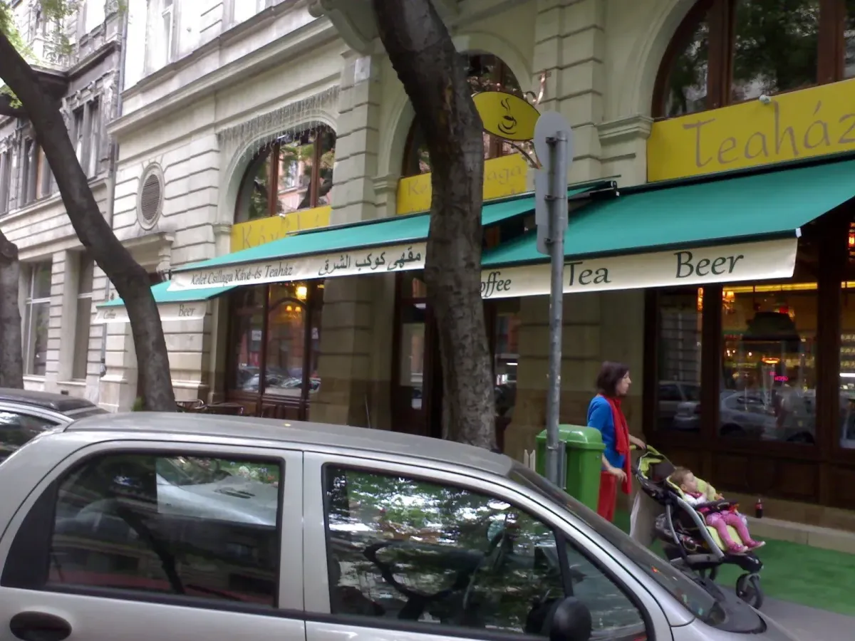 Teaház zöld napellenzőkkel utcafronton