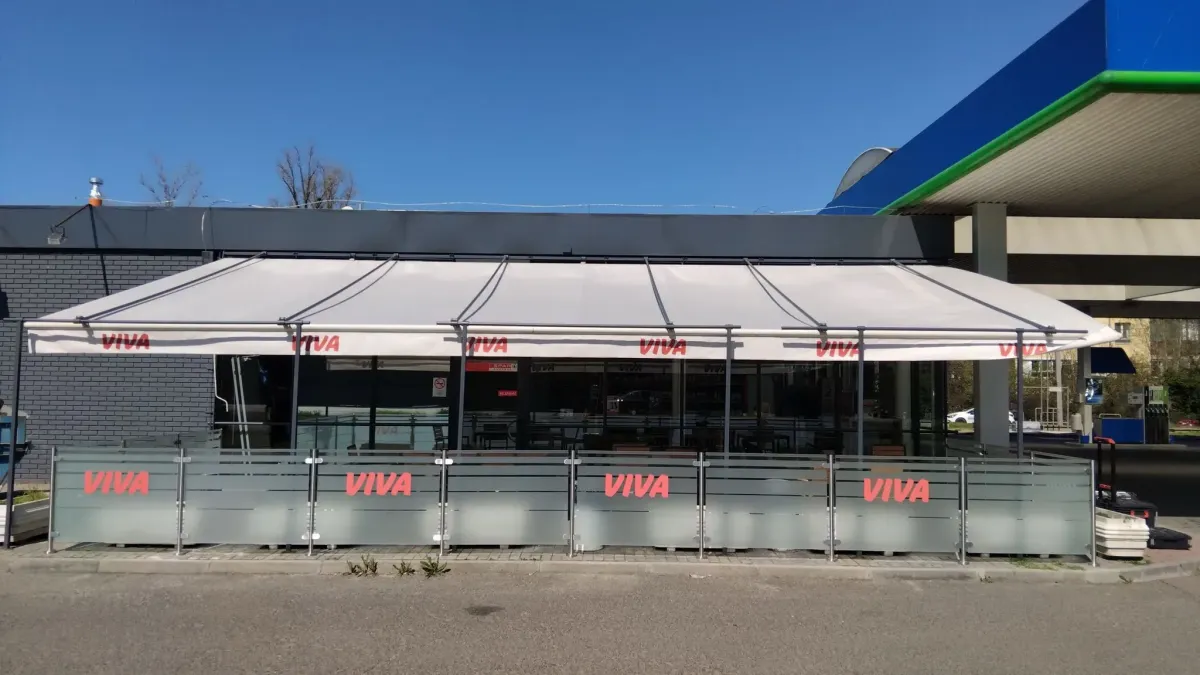 VIVA logós napellenző benzinkút kávézója előtt