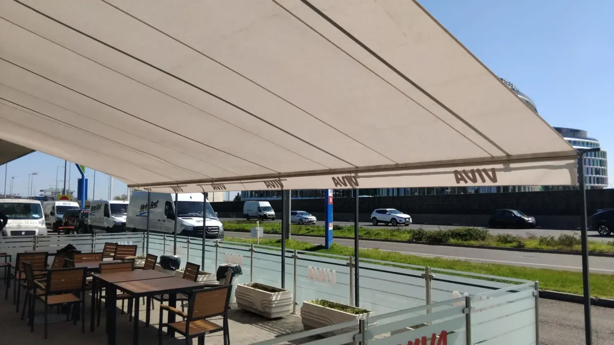 VIVA logós napellenző autóút melletti teraszon