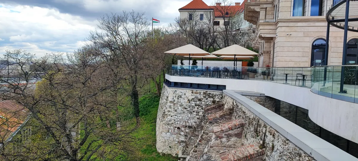 Napernyős panorámaterasz a várfal szélén