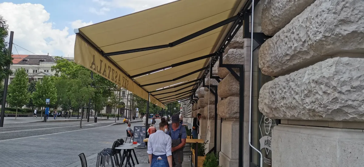 Utcafronti étterem árnyékolása logózott napellenzőkkel