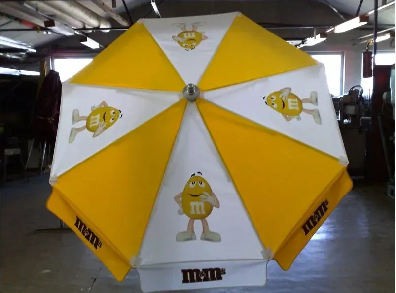 Sárga-fehér M&M’s logós napernyő alulnézetből