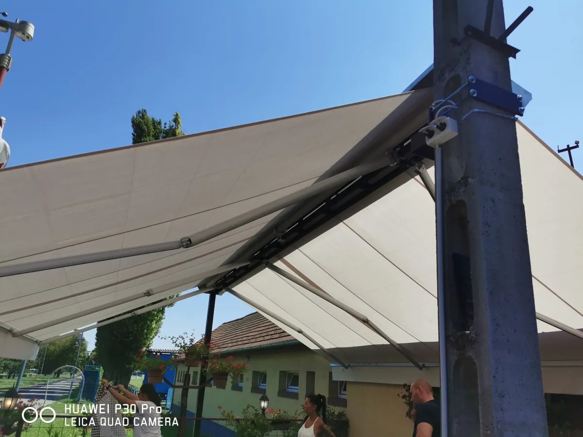 Motoros napellenző rögzítése oszlopra szerelve