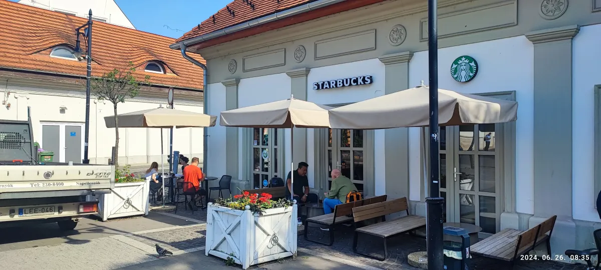 Starbucks kávézó terasza fehér napernyőkkel