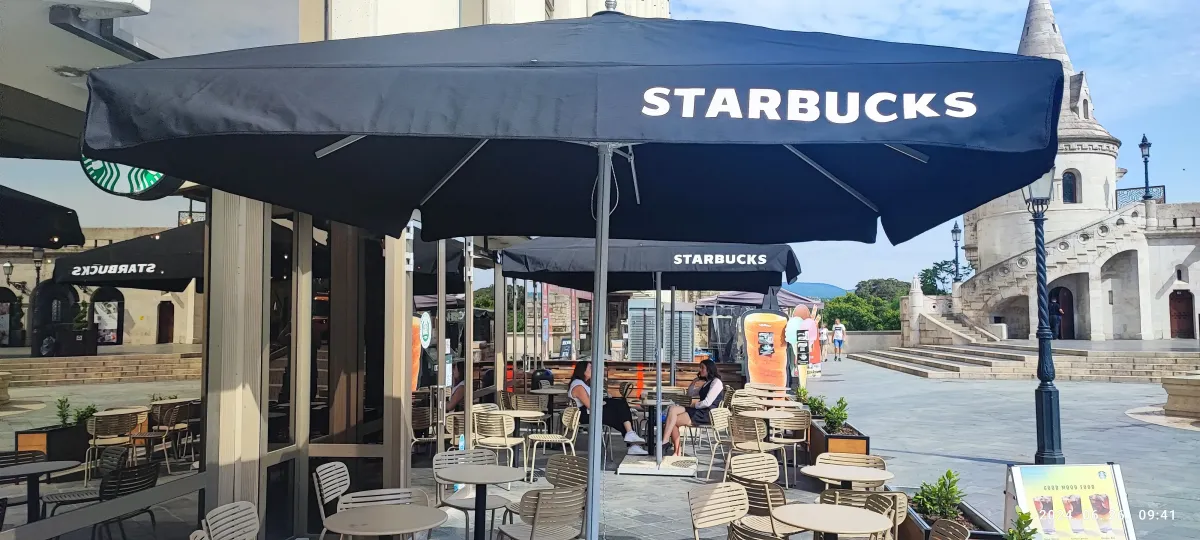 Starbucks kávézó terasza fekete napernyőkkel a Halászbástyánál