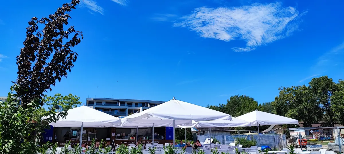 Fehér napernyők szabadtéri vendégtéren