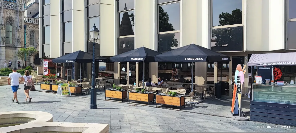 Starbucks terasz fekete logózott napernyőkkel