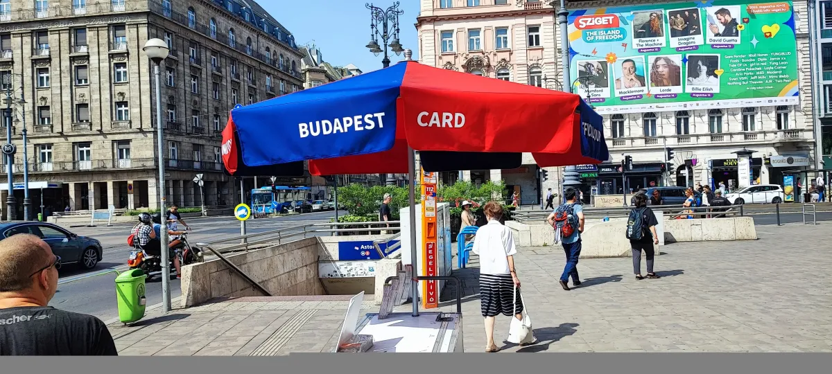 Budapest Card feliratos napernyő az Astoria metróbejáratnál