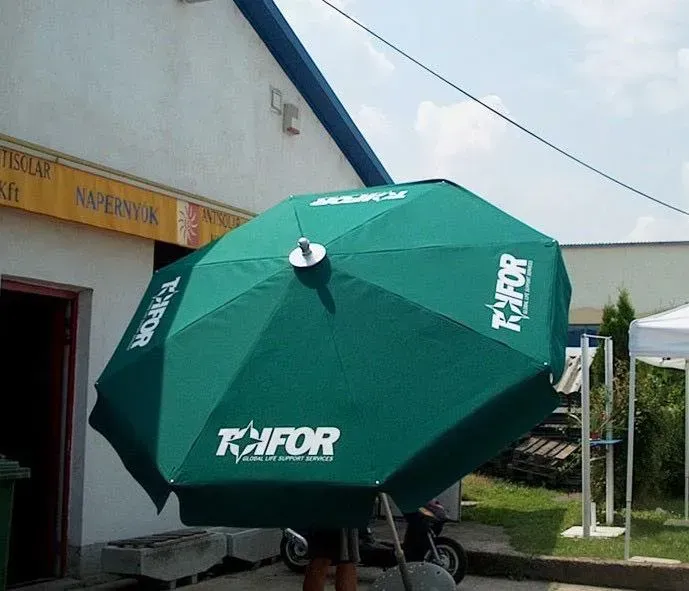 TAIFOR logós zöld napernyő üzlet előtt