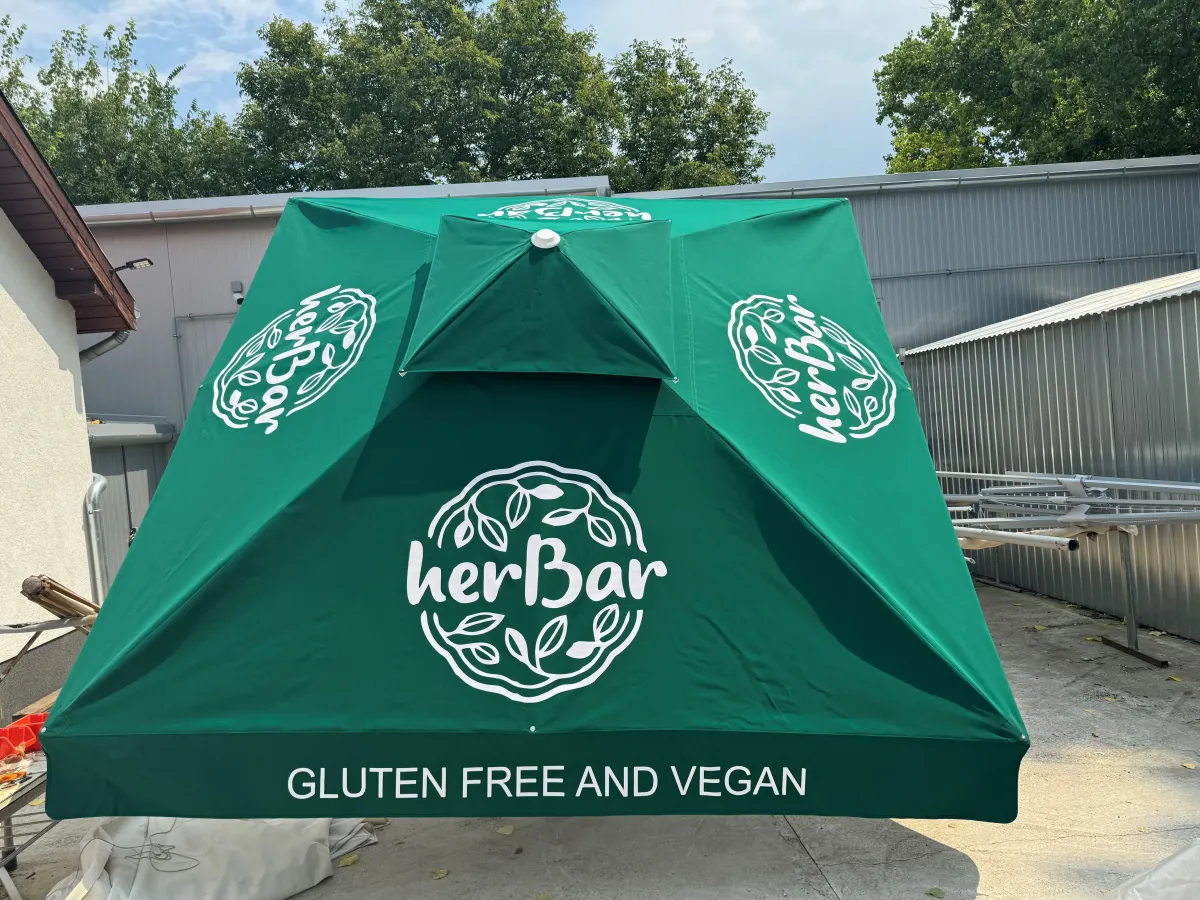 herBar logós zöld napernyő vegán és gluténmentes felirattal