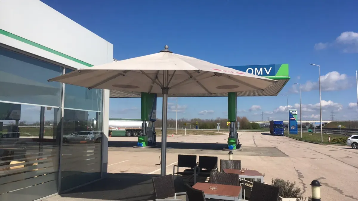 OMV benzinkút kávézójának terasza nagy napernyővel
