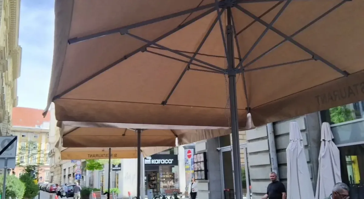 TARLAT logós barna napernyők belvárosi teraszon