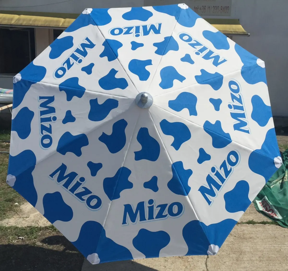 Mizo logós kék-fehér napernyő tehénmintával